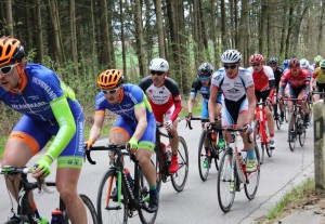 Stefan Huggenberger im Feld der Eliteklasse in Aichach